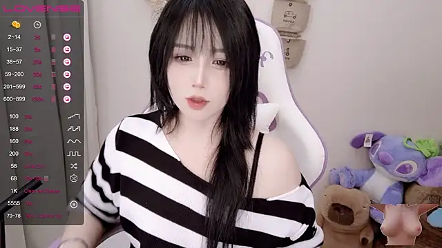 Snapshot of Vaness-a chatting on 01.21.25 Vaness-a online show from 01.21.25