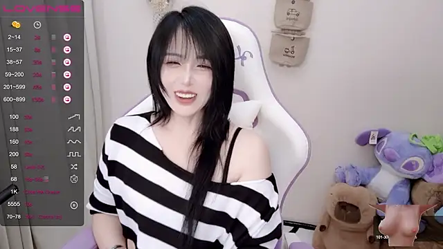 Snapshot of Vaness-a chatting on 01.21.25 Vaness-a online show from 01.21.25