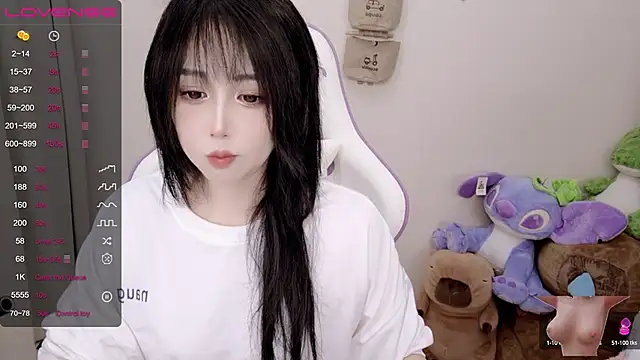 Snapshot of Vaness-a chatting on 02.01.25 Vaness-a online show from 02.01.25