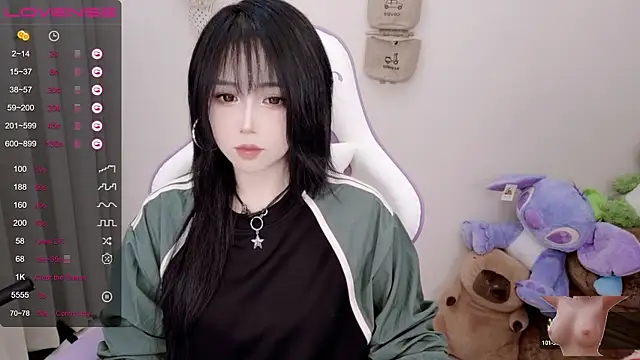 Snapshot of Vaness-a chatting on 02.25.25 Vaness-a online show from 02.25.25