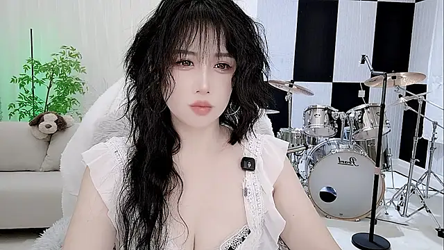 Snapshot of Vaness-a chatting on 10.16.25 Vaness-a online show from 10.16.25