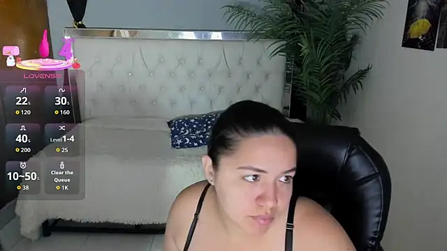 Snapshot of candiapole chatting on 10.19.25 candiapole online show from 10.19.25