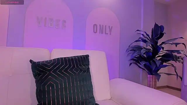 StacyWoods online show from 04.11.26