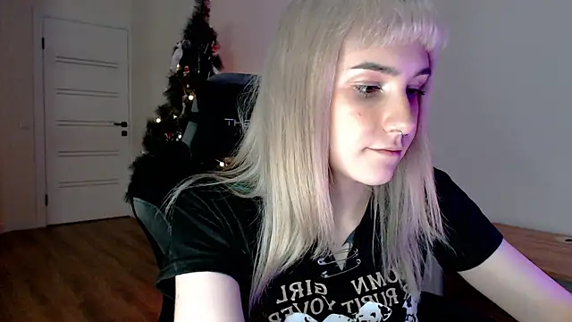 Snapshot of Princess_Shy___ chatting on 02.18.25 Princess Shy online show from 02.18.25