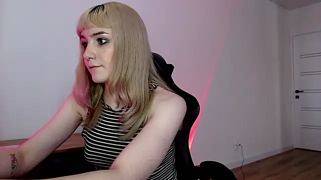 Snapshot of Princess_Shy___ chatting on 03.04.25 Princess Shy online show from 03.04.25