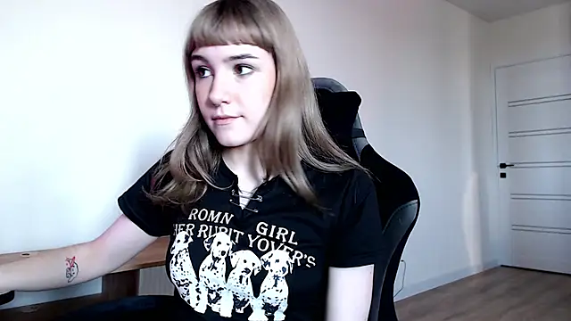 Snapshot of Princess_Shy___ chatting on 03.07.25 Princess Shy online show from 03.07.25