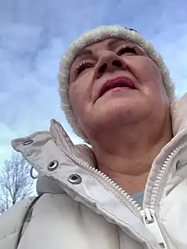 Laura Millf online show from 02.10.26