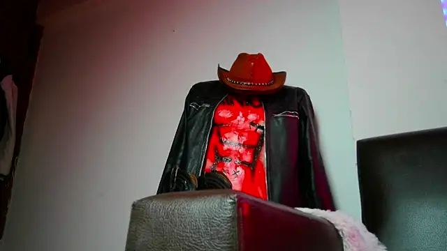 Snapshot of Leonnardo_Jaramillo chatting on 12.18.24 Leonnardo Jaramillo online show from 12.18.24