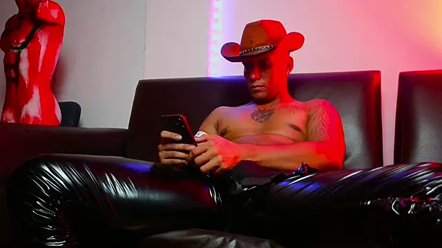Snapshot of Leonnardo_Jaramillo chatting on 01.23.25 Leonnardo Jaramillo online show from 01.23.25