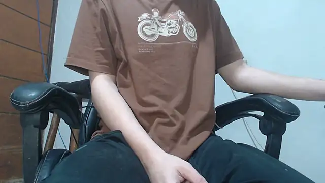 Snapshot of julien_xv chatting on 10.19.25 julien xv online show from 10.19.25