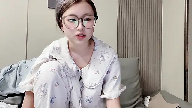 Snapshot of MM_YY_SS chatting on 10.21.25 MM YY SS online show from 10.21.25