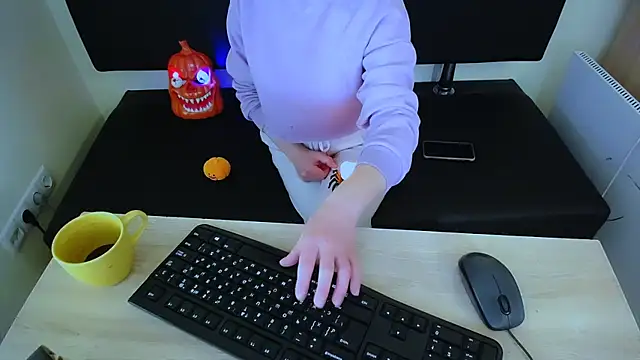 Snapshot of LaimaV_ chatting on 10.31.25 LaimaV online show from 10.31.25