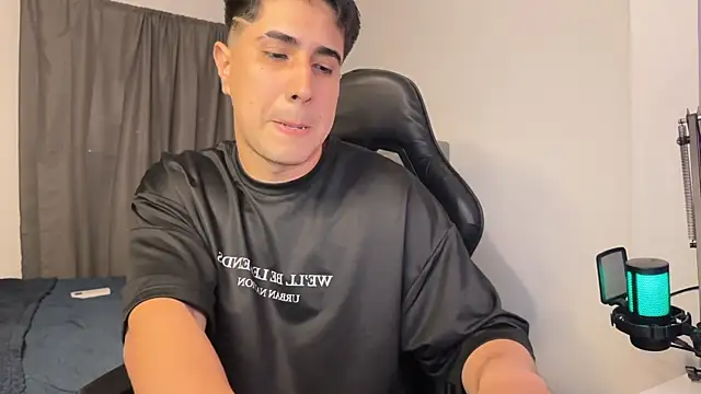 Snapshot of dereckbrownn chatting on 12.07.24 dereckbrownn online show from 12.07.24