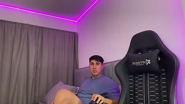 Snapshot of dereckbrownn chatting on 11.04.25 dereckbrownn online show from 11.04.25