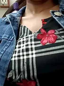 Snapshot of Rajni-Mehra chatting on 03.02.25 Rajni-Mehra online show from 03.02.25