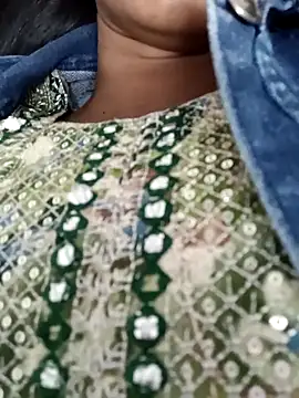 Snapshot of Rajni-Mehra chatting on 03.03.25 Rajni-Mehra online show from 03.03.25