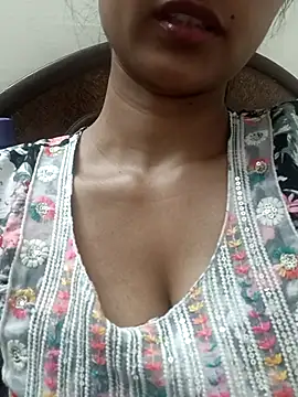 Snapshot of Rajni-Mehra chatting on 03.04.25 Rajni-Mehra online show from 03.04.25