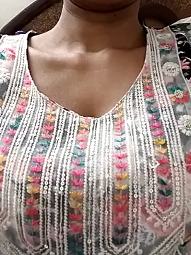 Snapshot of Rajni-Mehra chatting on 03.05.25 Rajni-Mehra online show from 03.05.25