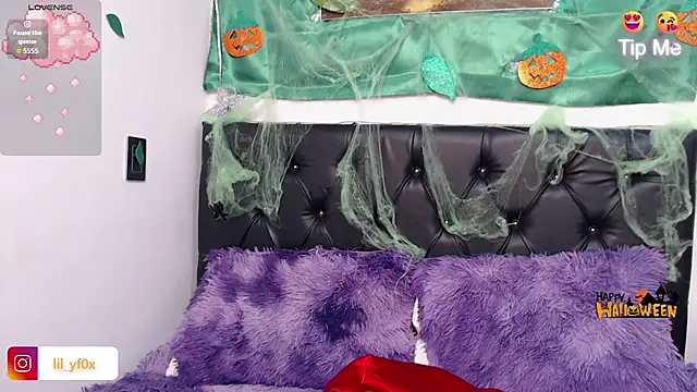 Snapshot of lily_f00x chatting on 10.14.25 lily f00x online show from 10.14.25