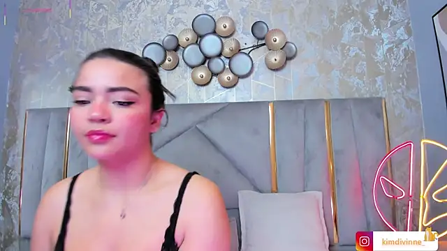 Snapshot of KimDevinne chatting on 09.27.25 KimDevinne online show from 09.27.25