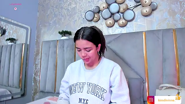 Snapshot of KimDevinne chatting on 10.04.25 KimDevinne online show from 10.04.25