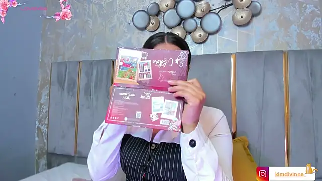 Snapshot of KimDevinne chatting on 10.11.25 KimDevinne online show from 10.11.25