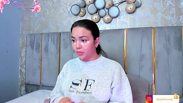 Snapshot of KimDevinne chatting on 10.12.25 KimDevinne online show from 10.12.25