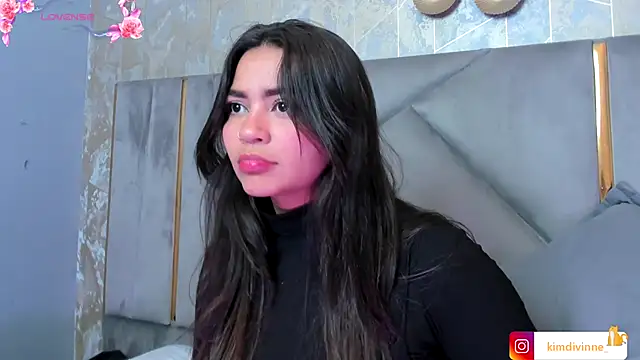 Snapshot of KimDevinne chatting on 10.16.25 KimDevinne online show from 10.16.25