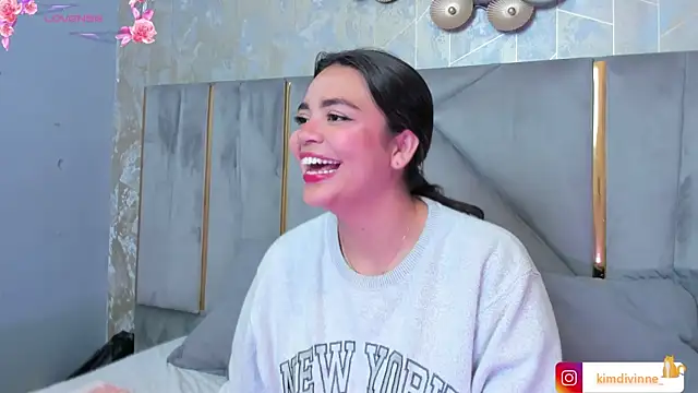 Snapshot of KimDevinne chatting on 10.17.25 KimDevinne online show from 10.17.25