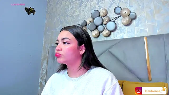 Snapshot of KimDevinne chatting on 11.05.25 KimDevinne online show from 11.05.25