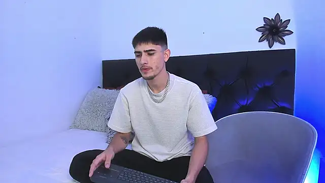 Snapshot of PhilipRich chatting on 02.15.25 PhilipRich online show from 02.15.25