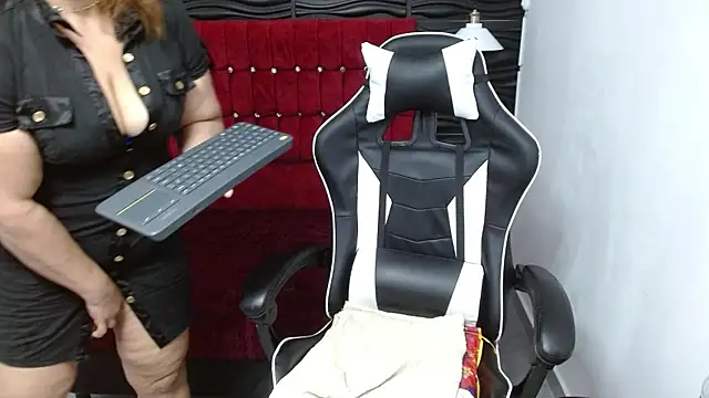 Snapshot of PervertedMature chatting on 01.22.25 PervertedMature online show from 01.22.25