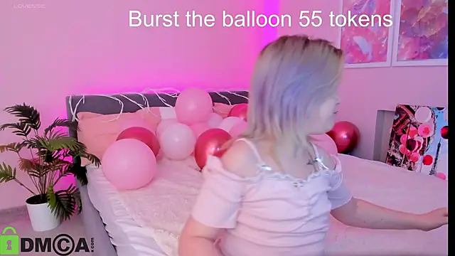 Snapshot of Sara_Robinson chatting on 10.04.25 Sara Robinson online show from 10.04.25