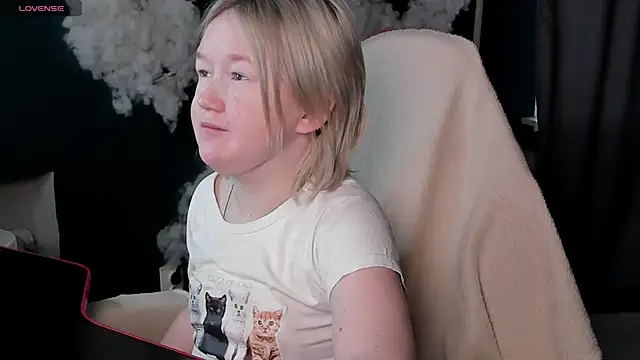 Snapshot of Sara_Robinson chatting on 04.26.26 Sara Robinson online show from 04.26.26