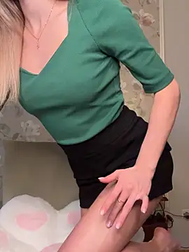 Snapshot of Tiffanyhunt chatting on 10.17.25 Tiffanyhunt online show from 10.17.25