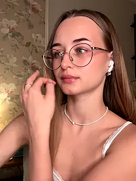 Snapshot of Tiffanyhunt chatting on 10.22.25 Tiffanyhunt online show from 10.22.25