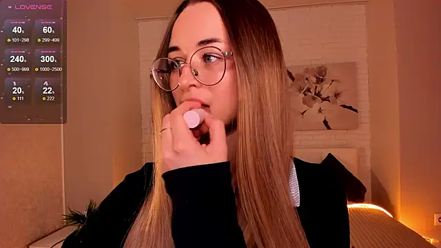 Snapshot of Tiffanyhunt chatting on 11.10.25 Tiffanyhunt online show from 11.10.25