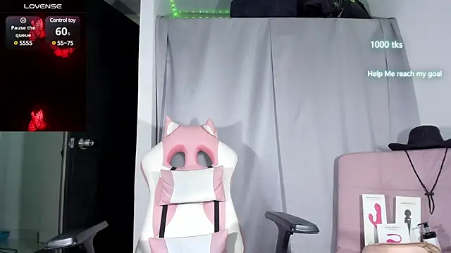 Snapshot of emily_palmeer chatting on 01.28.25 emily palmeer online show from 01.28.25