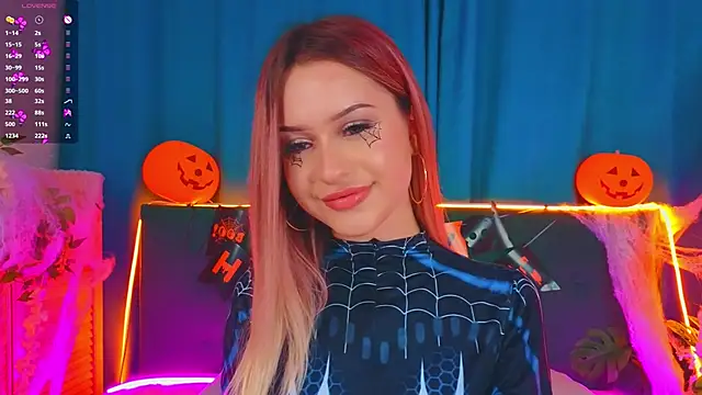 Snapshot of AlinaWalters chatting on 10.28.25 AlinaWalters online show from 10.28.25