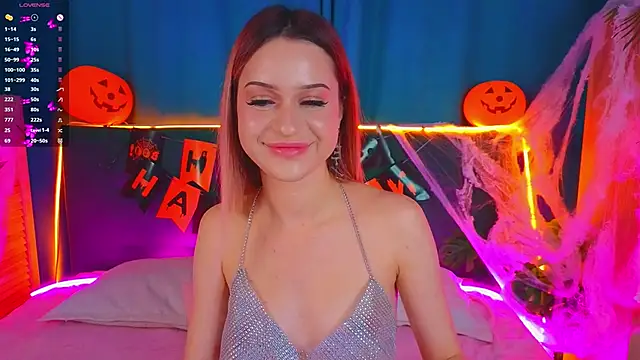 Snapshot of AlinaWalters chatting on 10.29.25 AlinaWalters online show from 10.29.25