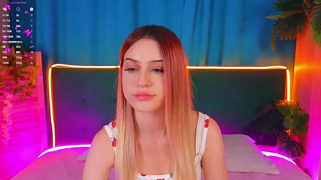 Snapshot of AlinaWalters chatting on 11.07.25 AlinaWalters online show from 11.07.25