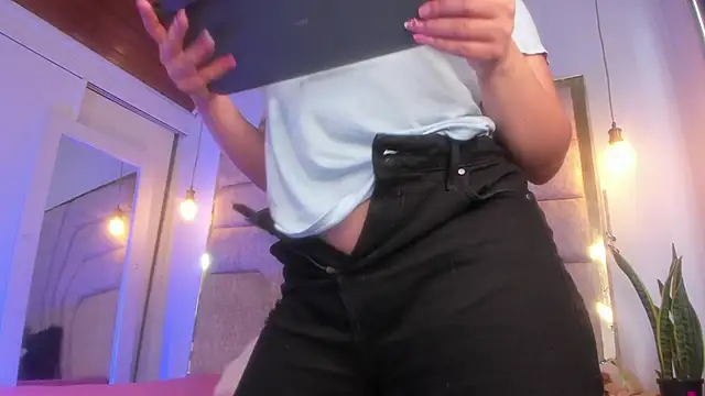 EmaJames25 online show from 04.11.26