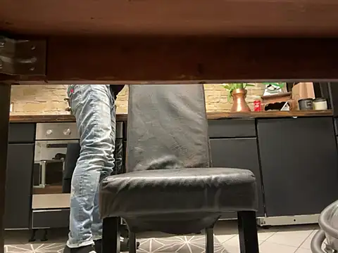 Snapshot of SunnyWild chatting on 02.21.25 SunnyWild online show from 02.21.25