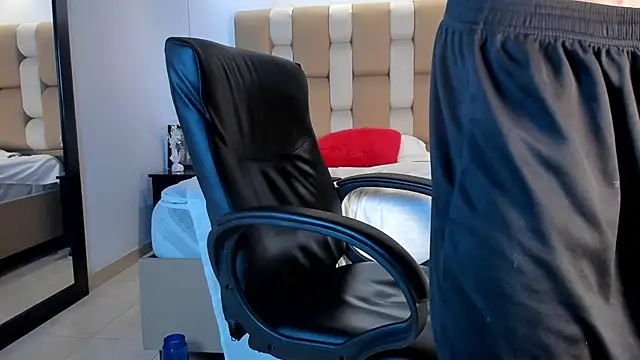 Aaron Scoot online show from 12.08.24