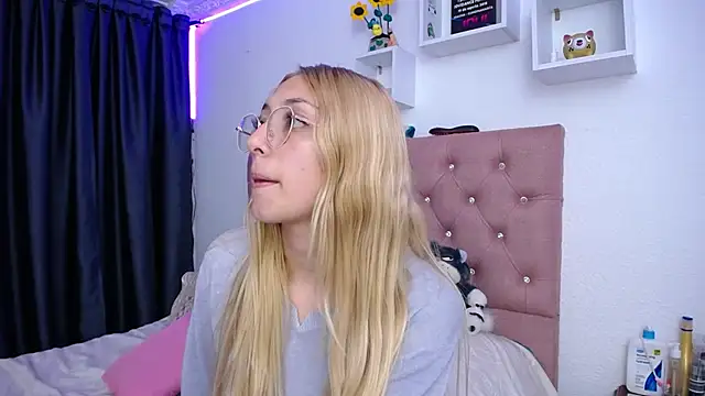 Snapshot of Soffy-brooks chatting on 10.12.25 Soffy-brooks online show from 10.12.25