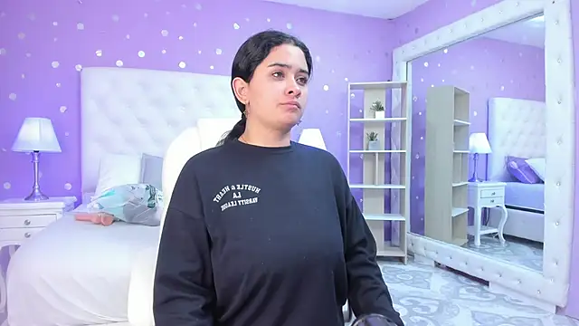 scarlette 15  online show from 10.18.25