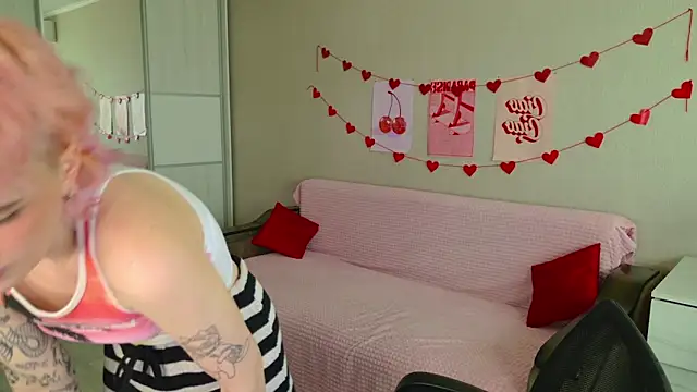 School Love online show from 09.21.25