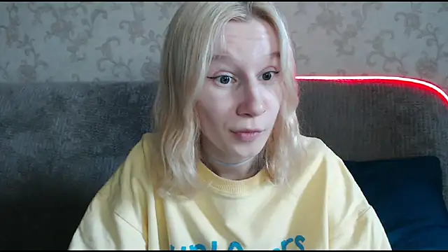 Snapshot of EnigmaSee chatting on 10.03.25 EnigmaSee online show from 10.03.25