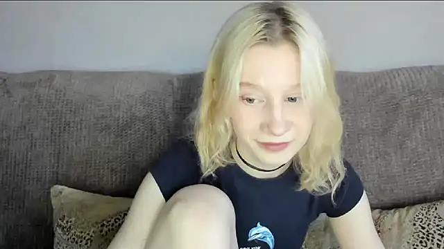 Snapshot of EnigmaSee chatting on 11.04.25 EnigmaSee online show from 11.04.25