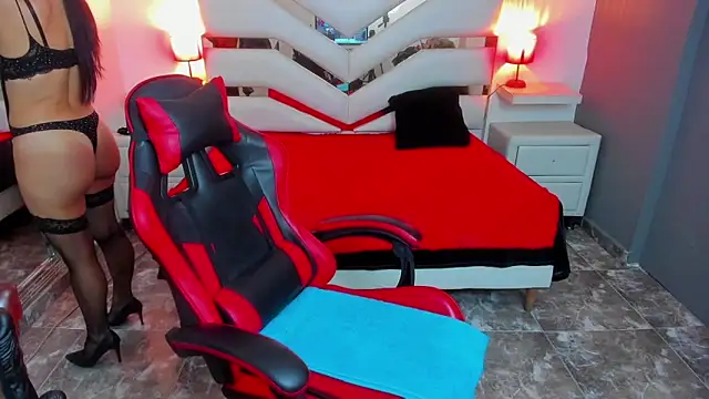 KateTompson  online show from 10.02.25